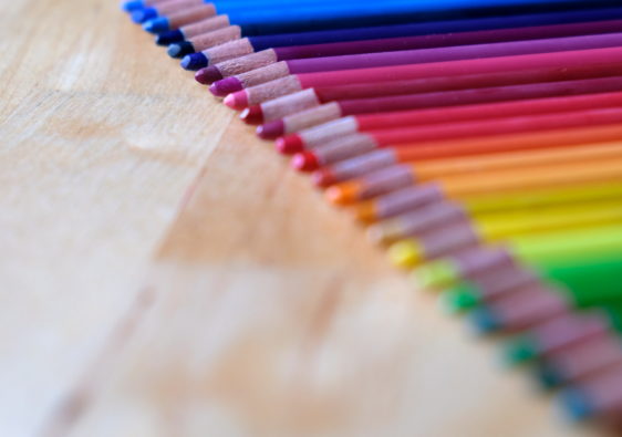 Farbenfrohe Buntstifte zum Erlernen der richtigen Stifthaltung