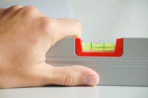 Foto von einer Hand mit einer Wasserwaage