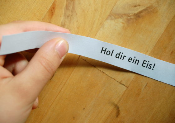 Foto von einem Leseautrag mit der Aufschrift "Hol dir ein Eis" (weitere Leseaufträge findest du im Download)