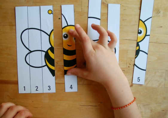 Foto von einer niedlichen Kinderhand mit Zahlenpuzzle