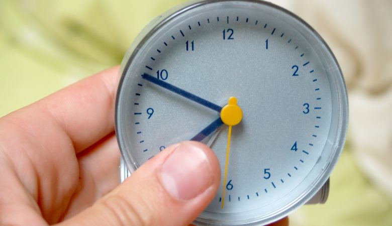 Foto von einer Hand, die eine Uhr hält umd die Dauer der Lerneinheit festzulegen
