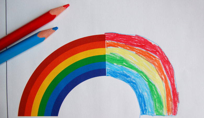Foto vom Arbeitsblatt "symmetrische Figuren frei Hand zu Ende zeichnen" auf dem ein Regenbogen zu sehen ist