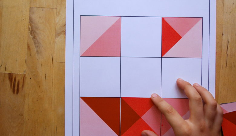 Foto von einem Kind, welches das Logikrätsel "Farbpuzzle" löst