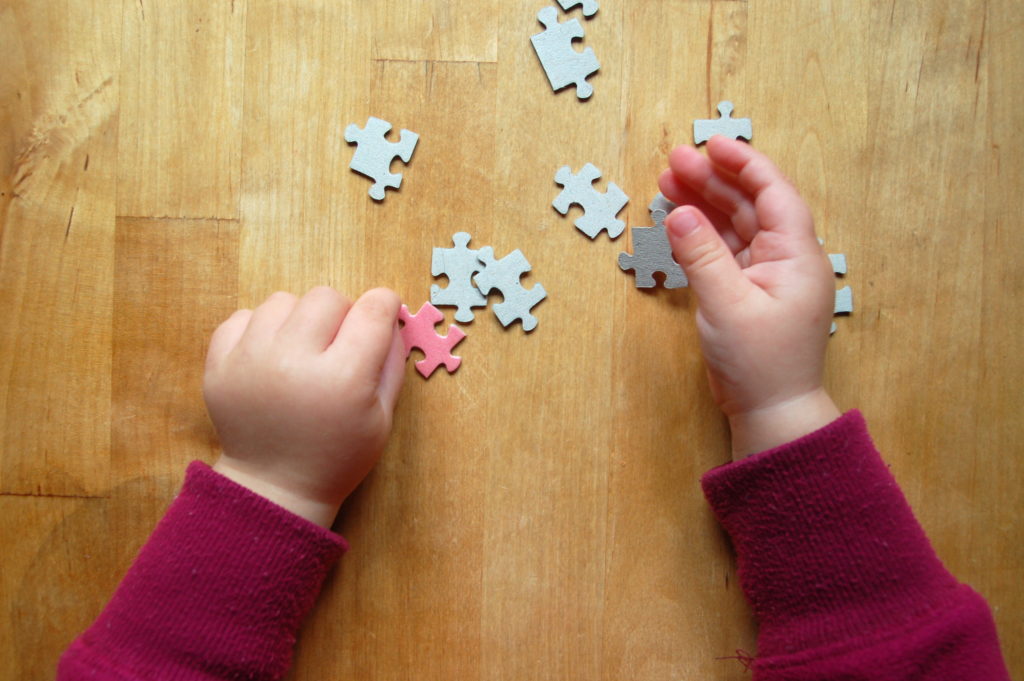 Foto von einem Kind mit einem Puzzle