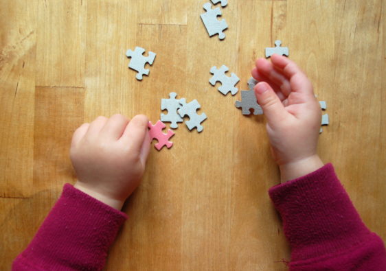 Foto von einem Kind mit einem Puzzle