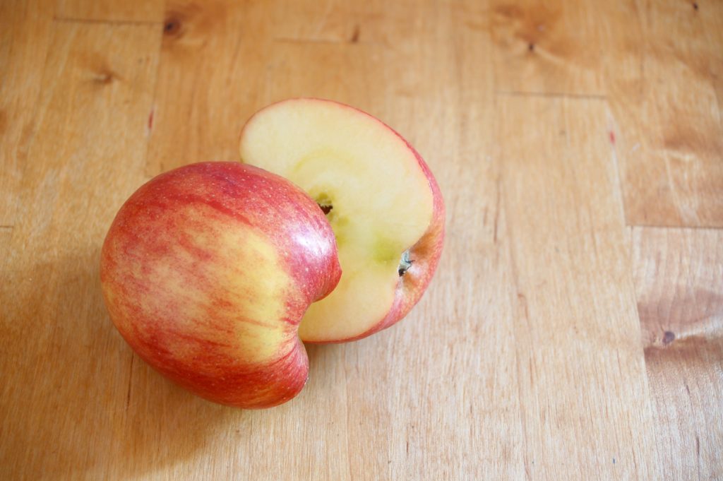 Foto von einem Apfel, welcher in zwei Hälften geschnitten wurde zur Veranschaulichung und Einführung in die Bruchrechnung