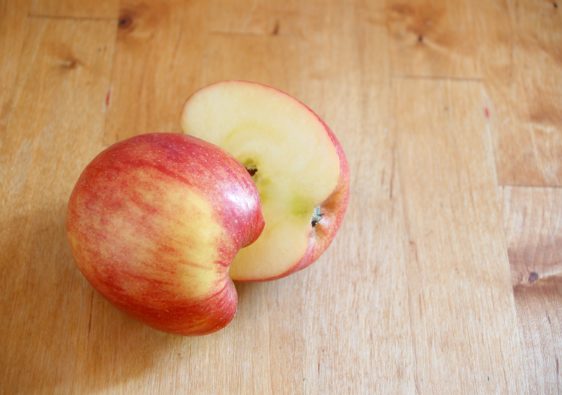 Foto von einem Apfel, welcher in zwei Hälften geschnitten wurde zur Veranschaulichung und Einführung in die Bruchrechnung