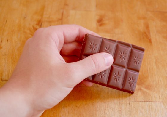 Hand mit Schokolade