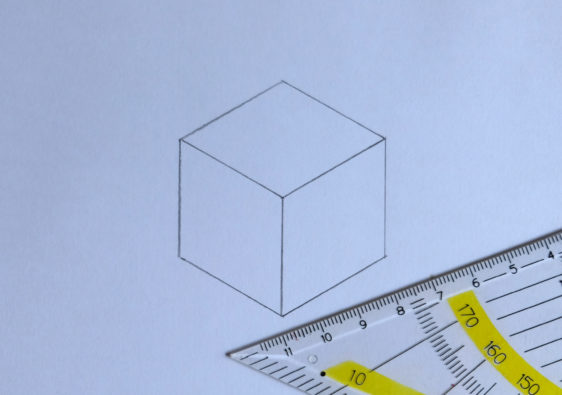 Foto von einem gezeichneten Würfel in der parallelperspektivischen Darstellung (hier Teilgebiet Isometrie)