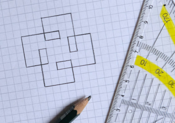 Foto von einem Geodreieck, einem Bleistift und einer Zeichnung einer Zahlenfolge (Spirolateral)