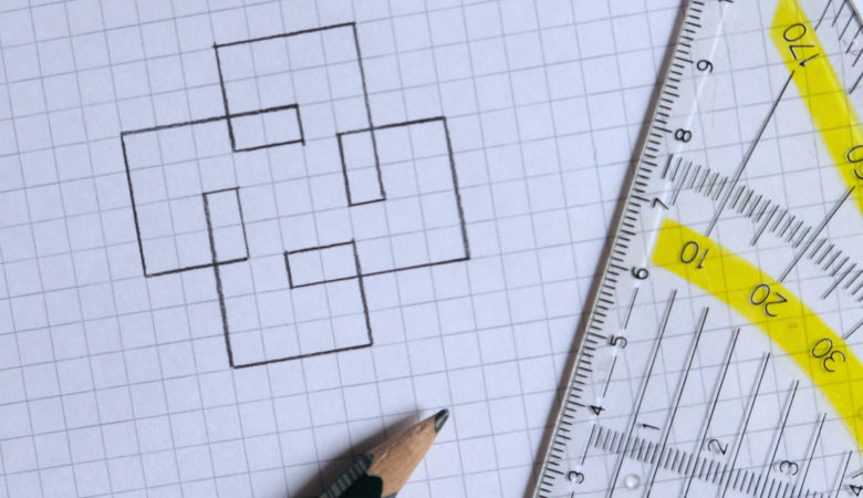 Foto von einem Geodreieck, einem Bleistift und einer Zeichnung einer Zahlenfolge (Spirolateral)