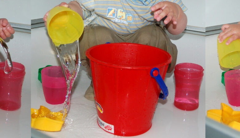 Foto von einem Kind, welches Wasser in unterschiedliche Behälter füllt