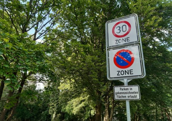 Foto von unterschiedlichen Verkehrszeichen