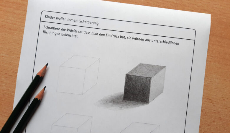 Foto von einem Arbeitsblatt zur Schattierung, das auf einem Schreibtisch liegt