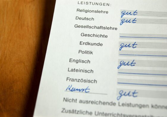 Ein Zeugnis, auf dem der Religionsunterricht noch Religionslehre heißt