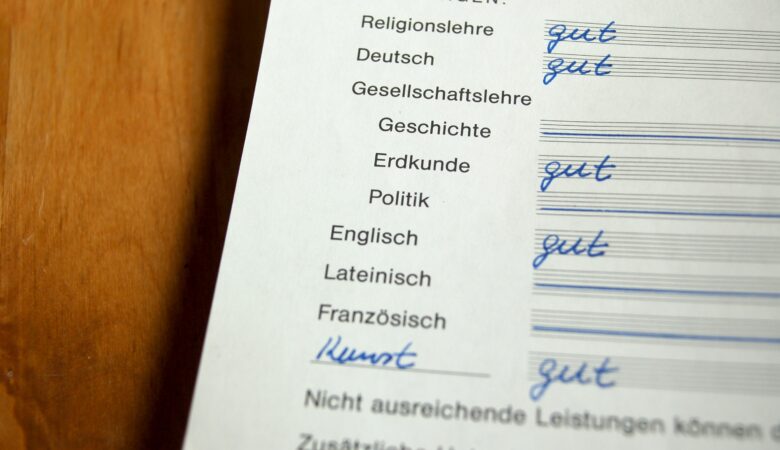 Ein Zeugnis, auf dem der Religionsunterricht noch Religionslehre heißt