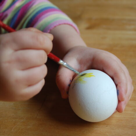 Ostereier anmalen mit Kindern