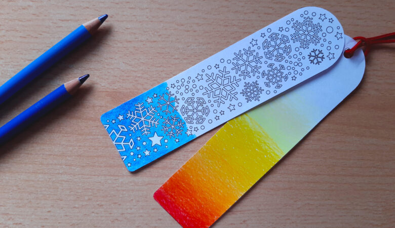 Foto von einem Schreibtisch auf dem Buntstifte und zwei Lesezeichen liegen