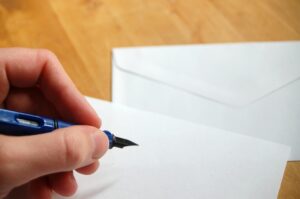 Ein Linkshänder schreibt mit einem Füller